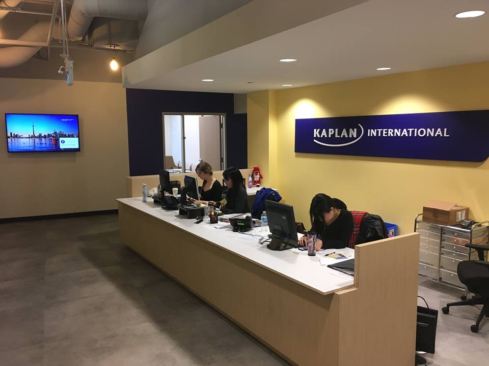 KI Toronto_front desk