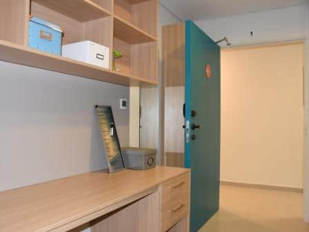 ESドバイの学生寮部屋の入口