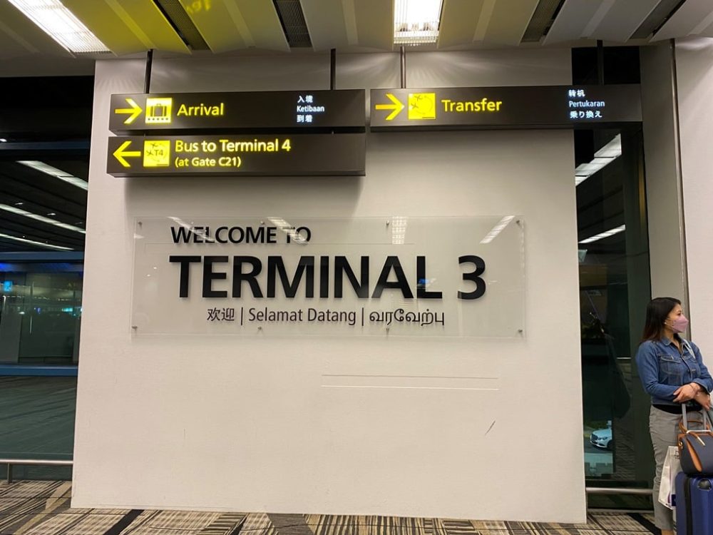 シンガポール空港乗り継ぎ日本語サイン