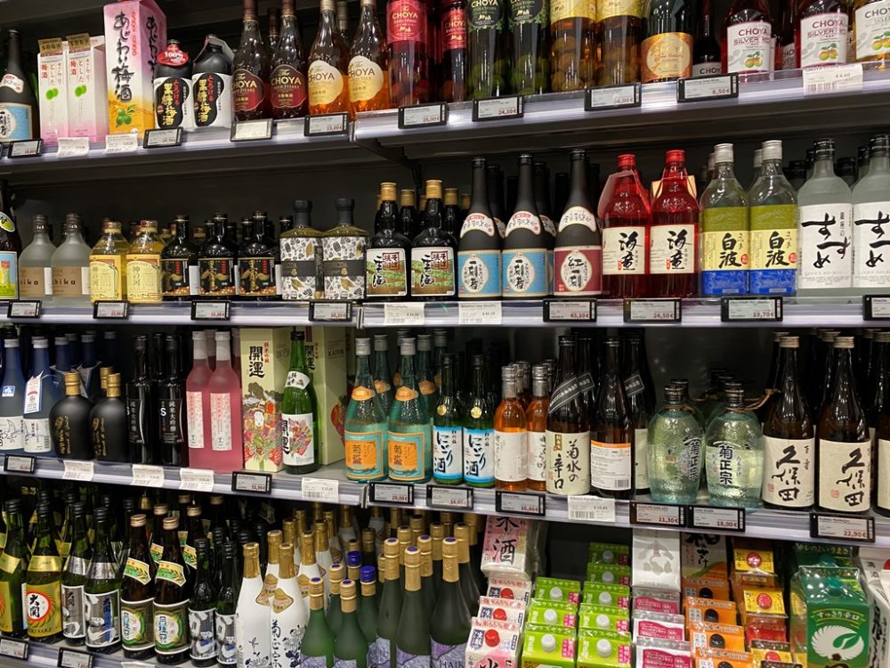 スーパーに並ぶ日本酒