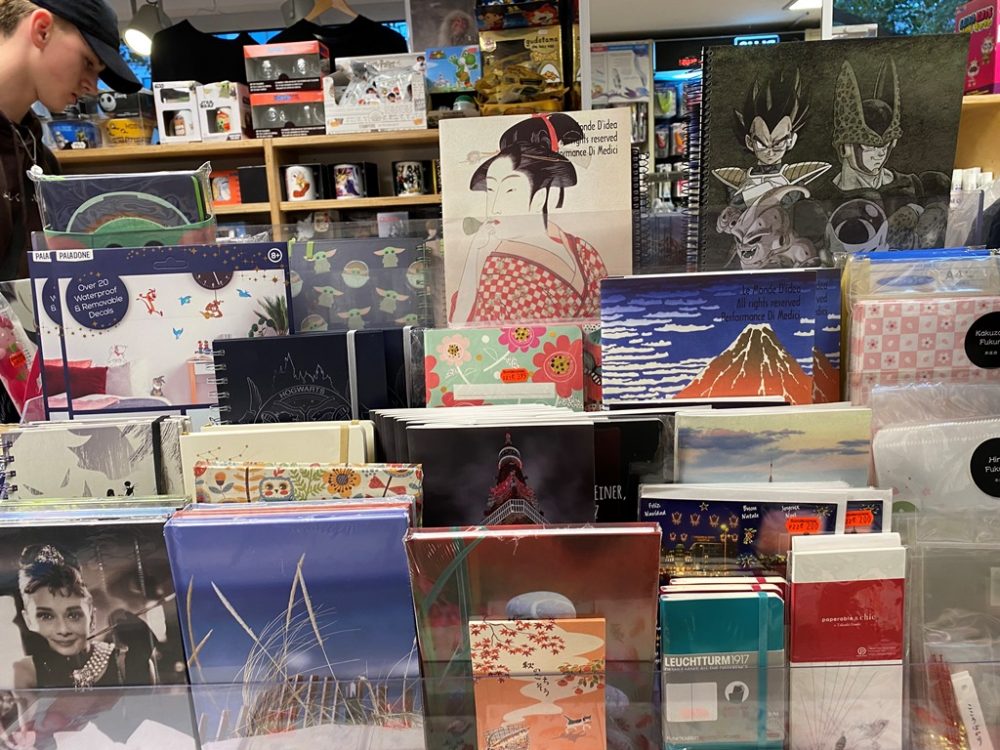 書店に並ぶ日本の書籍