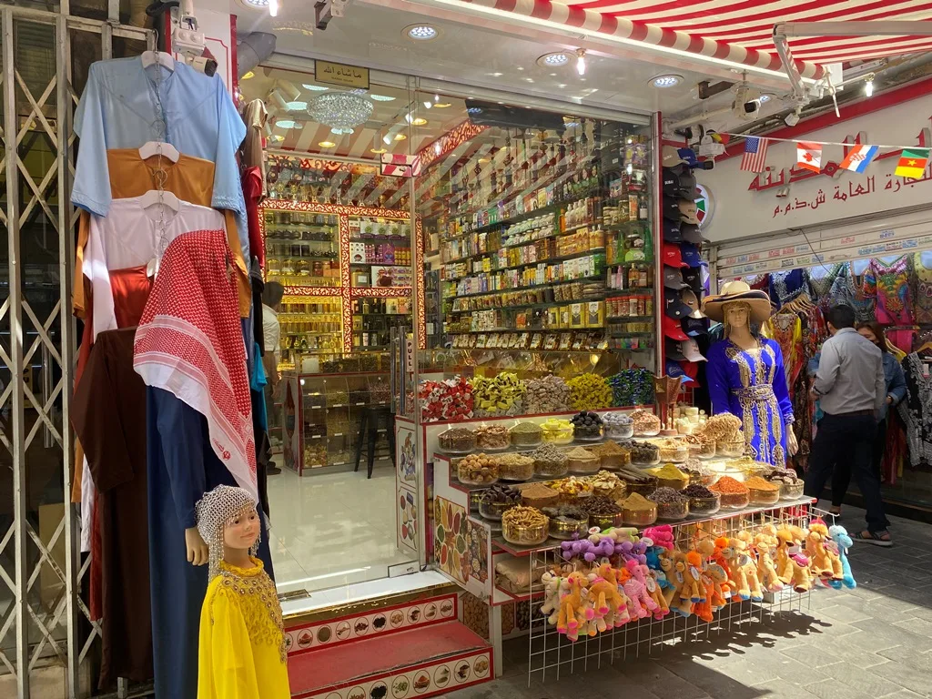 スパイスのお店がいたるところに